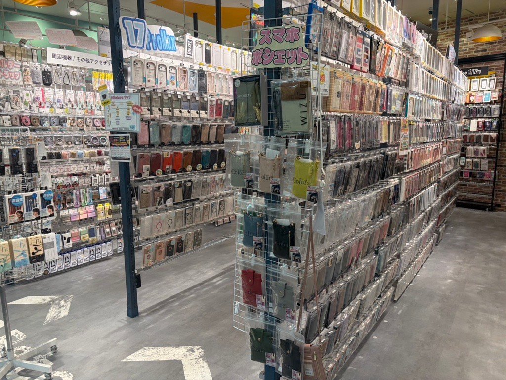 多種類のスマートフォンケースが並ぶ売場の棚