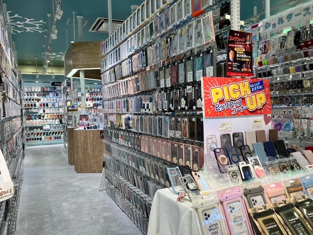 色とりどりのスマートフォンケースが並ぶ専門店の売場