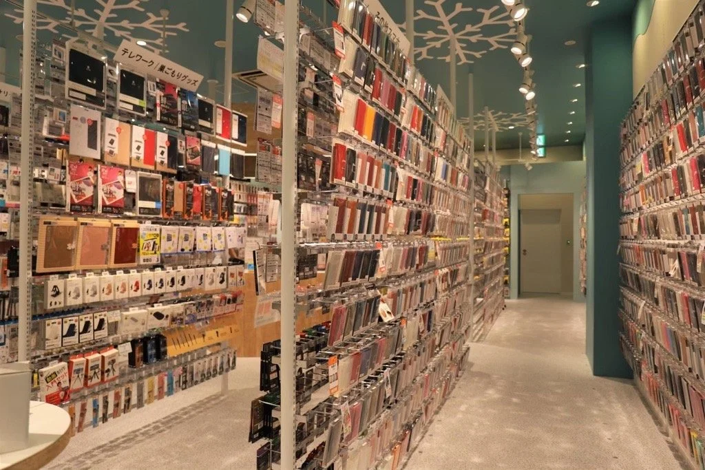 商業施設内にあるスマートフォンアクセサリー店舗の入口