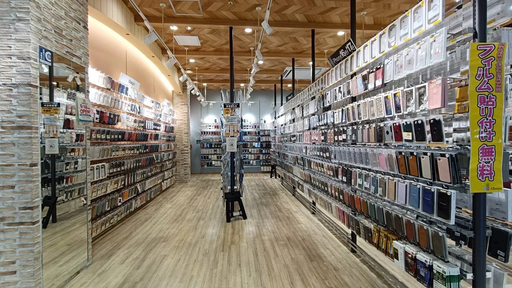 スマートフォンアクセサリーが並ぶABstore店内