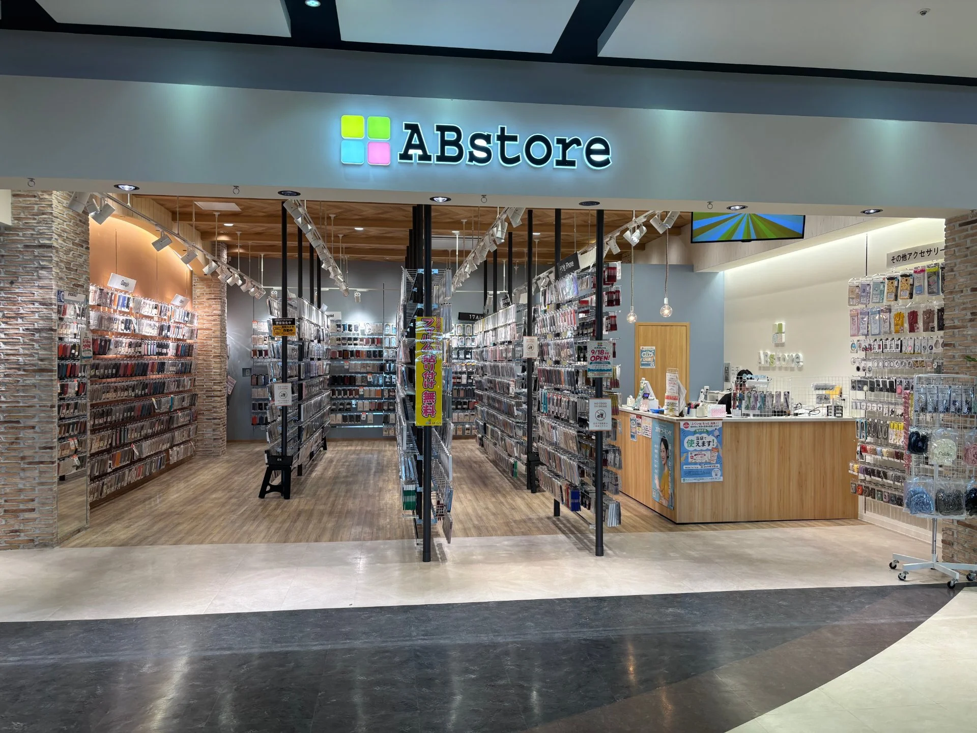 商業施設の通路に面したスマートフォンアクセサリー店の外観