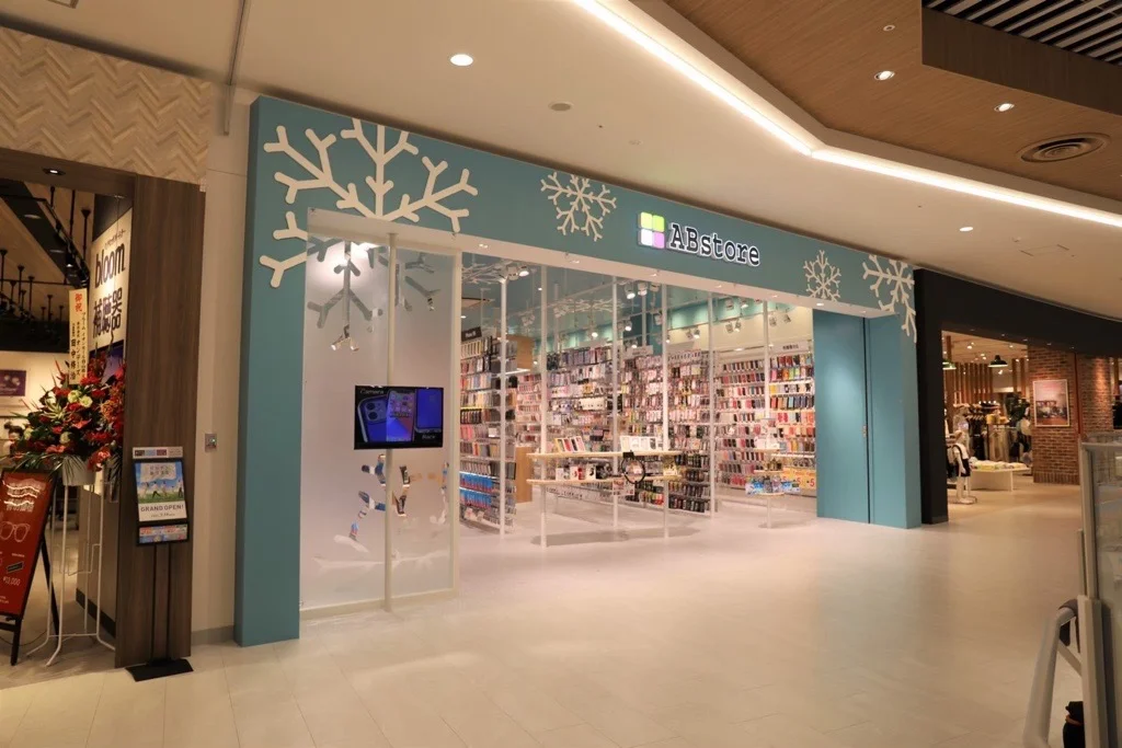 商業施設内にあるスマートフォンアクセサリー店舗の入口