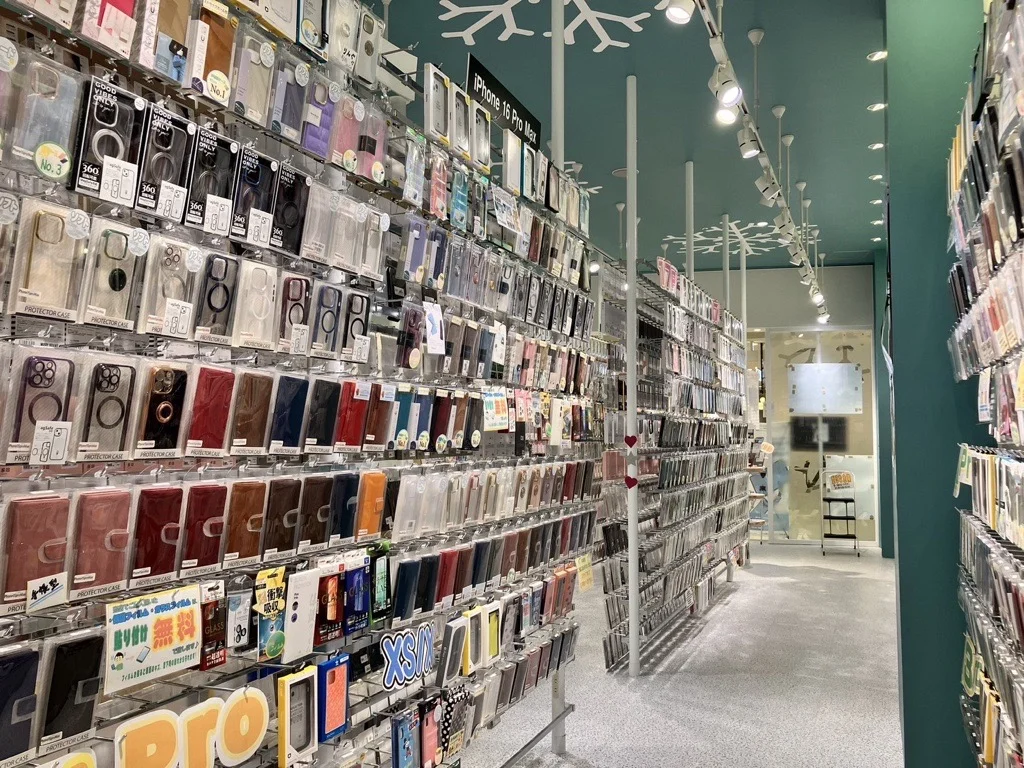 スマートフォンケースや充電用品が整然と並ぶ売場